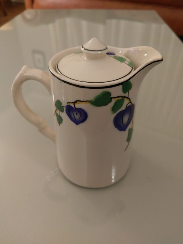 TG Green Physalis hot water jug and lid. This beautiful item is in excellent condition and stands 13cm tall