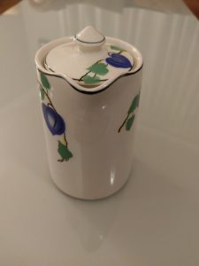 TG Green Physalis hot water jug and lid. This beautiful item is in excellent condition and stands 13cm tall